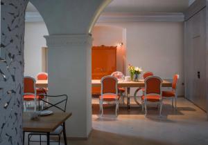 Hotel Residenza la Ceramica في فابريانو: غرفة طعام مع طاولة وكراسي