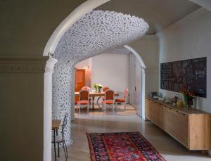 ein Esszimmer mit einem Tisch und einer weißen Decke in der Unterkunft Hotel Residenza la Ceramica in Fabriano