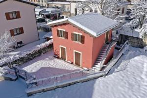 una casa cubierta de nieve en una ciudad en Il Casaletto Visso, en Visso