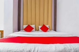 Postel nebo postele na pokoji v ubytování Hotel O Prem Chunaria