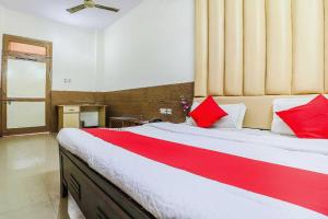 Postel nebo postele na pokoji v ubytování Hotel O Prem Chunaria