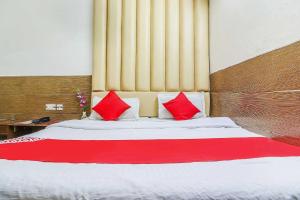 Postel nebo postele na pokoji v ubytování Hotel O Prem Chunaria