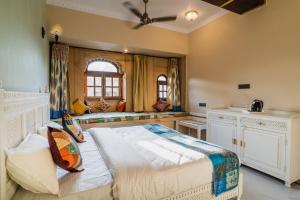 Tempat tidur dalam kamar di K D PALACE - Heritage Hotel On Fort