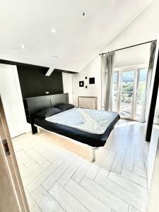 A bed or beds in a room at Blackheart casa vacanze