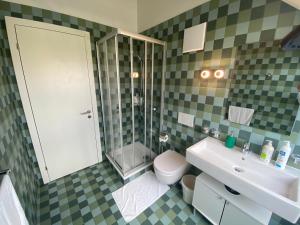 a bathroom with a sink and a toilet and a shower at Le Onze Soixante Six Duplex très ensoleillé in Perroy