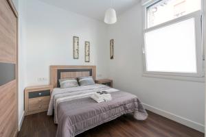 um quarto com uma cama grande e uma janela em Basetxea apartment by People Rentals em Basauri