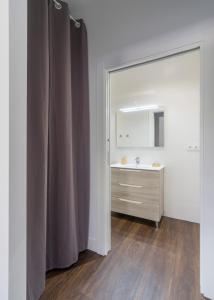 Basetxea apartment by People Rentals في باساوري: حمام مع مرآة وخزانة في الغرفة