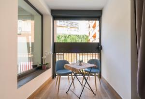 Basetxea apartment by People Rentals في باساوري: شرفة صغيرة عليها طاولة وكراسي