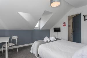 1 dormitorio con cama, escritorio y ventana en The Avenue Belfast, en Belfast