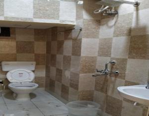 La salle de bains est pourvue de toilettes et d'un lavabo. dans l'établissement The Mangal Inn by StayApart, à Haridwar