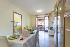 a dining room with a table with a white table cloth at Appartamento Galileo Deluxe - MyHo Casa in Tortoreto Lido