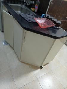 a kitchen island with a black counter top and a sink at الفرعون المصري in `Ezbet Bûgti