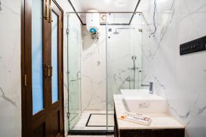 y baño con lavabo y ducha. en K D PALACE HOTEL, en Jaisalmer
