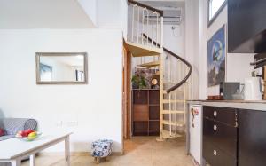 cocina con escalera de caracol en una habitación en Studio Trendy Kerem center tel aviv, en Tel Aviv