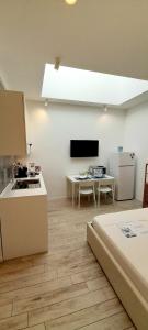 sala de estar con cocina y cama en BARBARA Classy Apartment 101, en Siracusa