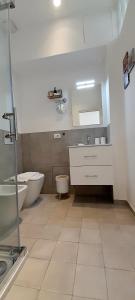 A bathroom at BARBARA Classy Apartment 101