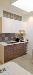 A kitchen or kitchenette at BARBARA Classy Apartment 101