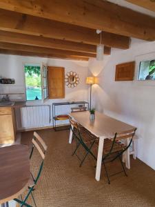kuchnia i jadalnia ze stołem i krzesłami w obiekcie Gîte de la bergerie w mieście Villandry