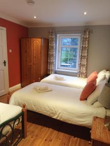 Een bed of bedden in een kamer bij Annascaul House
