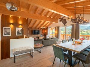 Televízia a/alebo spoločenská miestnosť v ubytovaní Chalet Dorf Wagrain Alpenleben by AlpenTravel