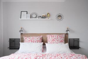 a bedroom with a bed with pink and white pillows at Ferienwohnung Bergischer Panoramasteig in Radevormwald