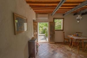 ein Wohnzimmer mit einem Tisch und einem Esszimmer in der Unterkunft Appartamento con piscina e giardino - Olivo in Ghizzano