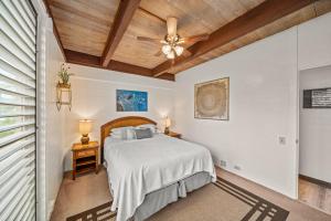 a bedroom with a bed and a ceiling fan at Newly Upgraded 1BR Unit Near Beach max of 5 Guests in Kailua-Kona