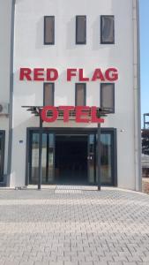 una señal de la oficina de bandera roja frente a un edificio en RED FLAG HOTEL en Aksu