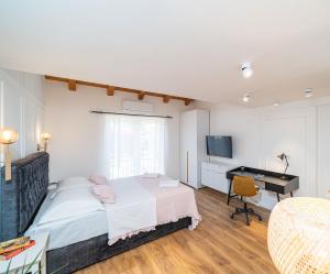 ein Schlafzimmer mit Bett, Schreibtisch und Fernseher in der Unterkunft Villa Aura - Comfort double room in Dubrovnik