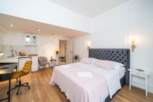 1 dormitorio con cama, escritorio y cocina en Villa Aura - Comfort double room, en Dubrovnik