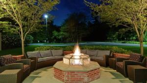 モリスビルにあるHilton Garden Inn Raleigh Durham Airportの中庭の炉