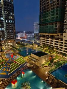 vista su una città di notte con due piscine di Luxury Couple Suites l Free Netflix l Massage Chair l Bathtub l WIFI 200mbps l Town Area Bali Residence a Malacca