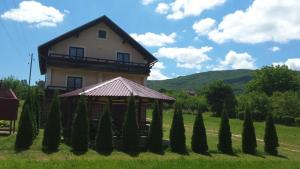 une maison avec quelques arbres devant elle dans l'établissement Jelena, à Korenica