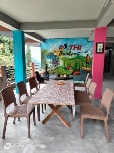 jadalnia ze stołem i krzesłami w obiekcie PATHI BUNKERS w mieście Dardżyling
