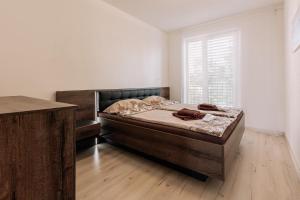 塞內奇的住宿－Sunrise Apartments，一间带床的卧室,位于带窗户的房间内