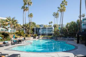 Majoituspaikassa Redondo Beach 1BR w Pool Gym WD nr Beach LAX-614 tai sen lähellä sijaitseva uima-allas