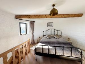 1 dormitorio con 1 cama en la esquina de una habitación en Renovated Mill en Sint-Niklaas