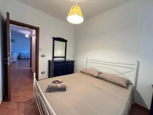 - une chambre avec un lit, une commode et un miroir dans l'établissement Summer house, à Avola