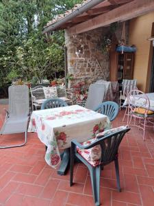 フィエーゾレにあるB&B La Dimora di Alidaのレンガ造りのパティオ(テーブル、椅子付)