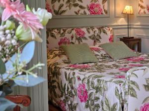 CraonにあるChâteau de Craonのベッドルーム1室(ピンクの花が咲くベッド1台付)