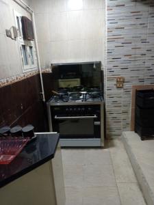 a kitchen with a stove top oven in a room at الفرعون المصري in `Ezbet Bûgti