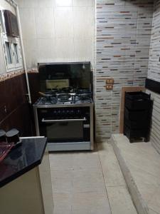 een keuken met een fornuis in de kamer bij الفرعون المصري in `Ezbet Bûgti