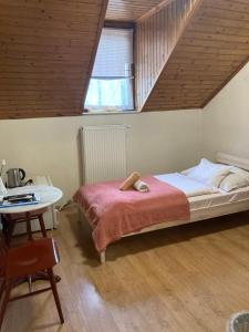 Postel nebo postele na pokoji v ubytování Retro Panzió
