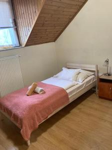 Postel nebo postele na pokoji v ubytování Retro Panzió