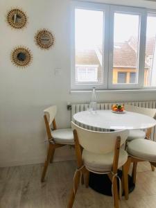 jadalnia z białym stołem i krzesłami w obiekcie La baraque Calais w mieście Sangatte