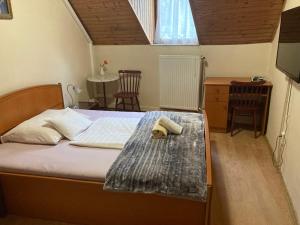 Postel nebo postele na pokoji v ubytování Retro Panzió