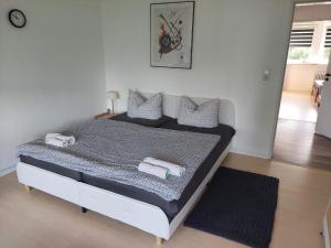a bedroom with a bed with towels on it at Ferienwohnung Vorländer in Munster im Heidekreis
