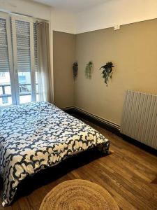 um quarto com uma cama no canto de um quarto em Appartement lumineux et spacieux em Charleville-Mézières