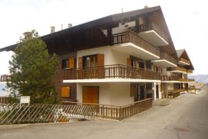 een gebouw met balkons aan de zijkant bij Greppons O 031 - MOUNTAIN apartment 10 pers in Veysonnaz