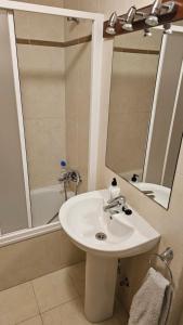 a bathroom with a sink and a mirror and a tub at 24A03 Apartamento en plena naturaleza en Arenas de Cabrales in Arenas de Cabrales +19 photos